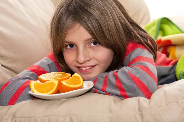 Menino comendo laranjas frescas — Fotografia de Stock