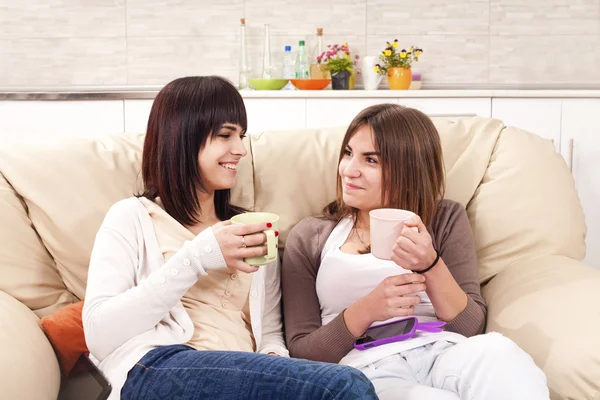 Freunde genießen das Gespräch — Stockfoto