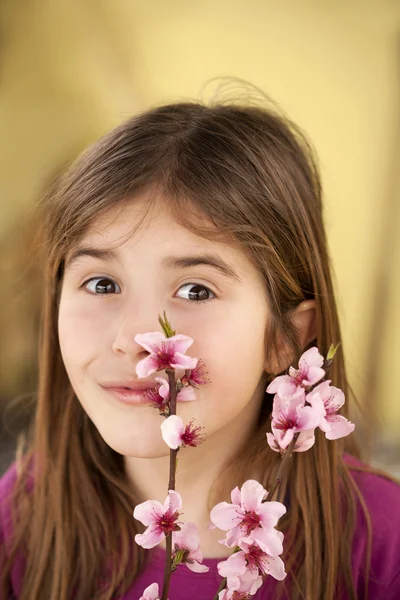 Mädchen mit Blumen — Stockfoto