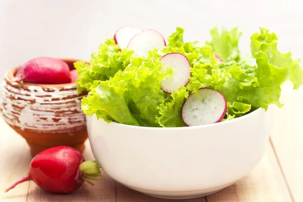 Fresh lettuce and radishes — Stock Photo, Image