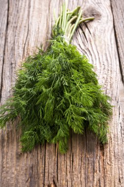 ahşap masa üzerine dereotu