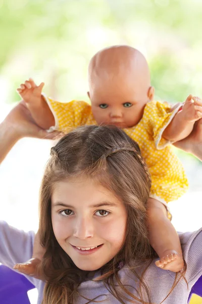 女の子は人形と遊ぶ — ストック写真