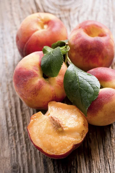 木质背景的新鲜桃子 — 图库照片