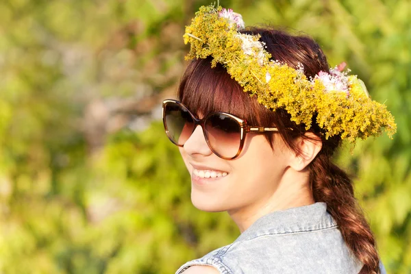 Портрет чуттєвої дівчини з квітами на її голові — стокове фото