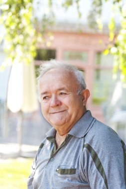 gülümseyen yaşlı adam