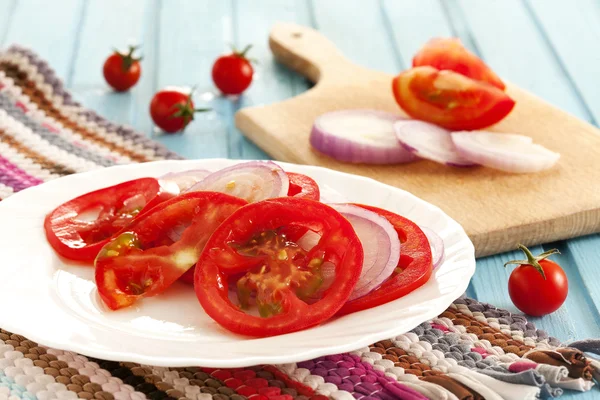 Taze salata domates ve soğan ile — Stok fotoğraf