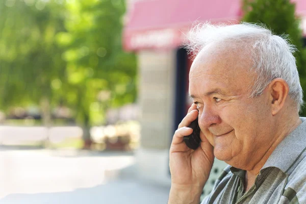 Starszy pan rozmawia przez telefon. — Zdjęcie stockowe