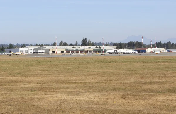 Un piccolo aeroporto della comunità canadese — Foto Stock