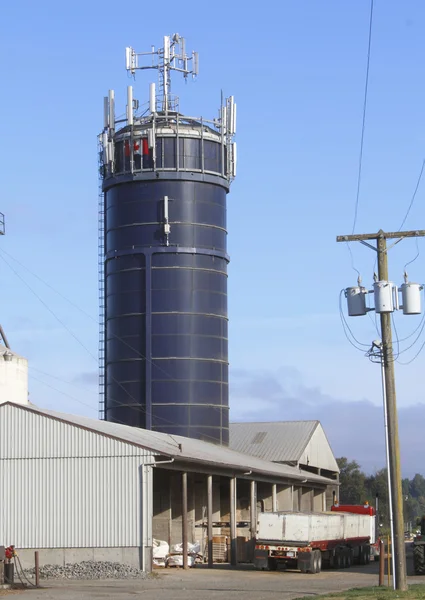 Silo rural com antenas de transmissão — Fotografia de Stock