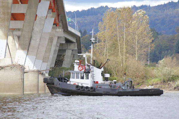 引っ張りのボートが橋の下に移動します。 — ストック写真