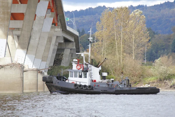 Le remorqueur navigue sous la passerelle — Photo