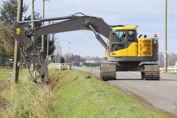 Reiniging van sloten met industriële schop — Stockfoto