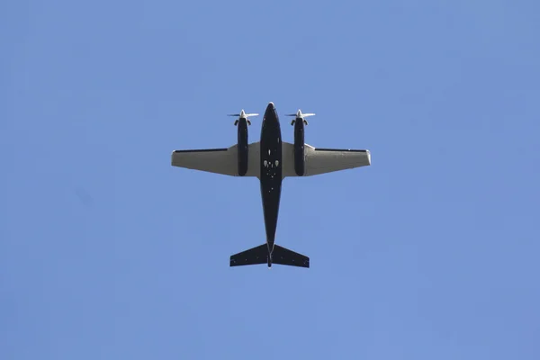 Under Belly of Twin Engine Plane — Stock Photo, Image