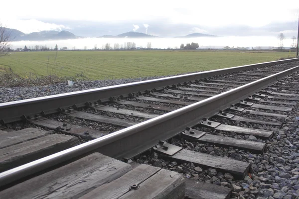 Železniční trať prochází krajinou — Stock fotografie