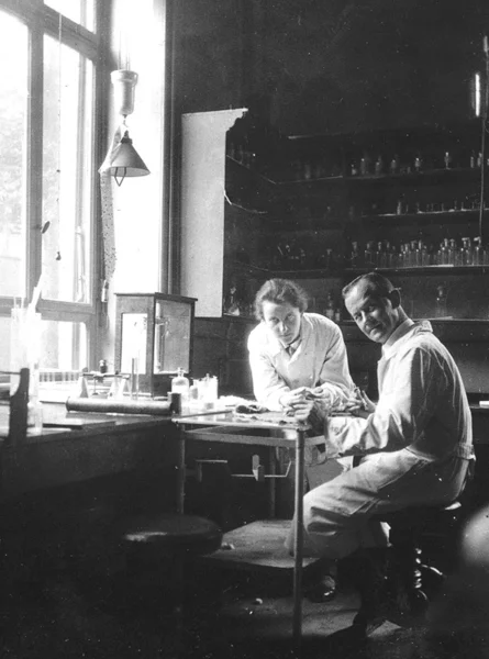 Techniciens de laboratoire allemands hommes et femmes en 1928 — Photo