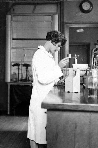 1928 年にドイツの女性ラボ技術者 — ストック写真