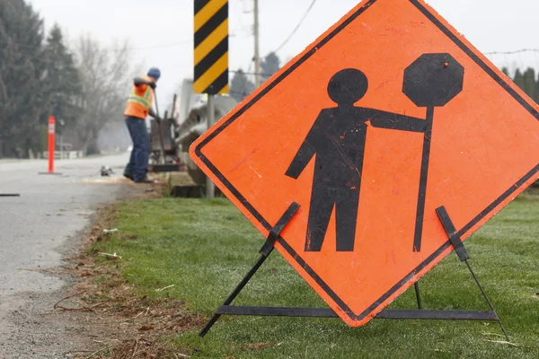 Straßenreparaturschild und Besatzung — Stockfoto