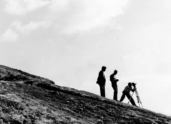 Silueta de un equipo de filmación en Hillside — Foto de Stock