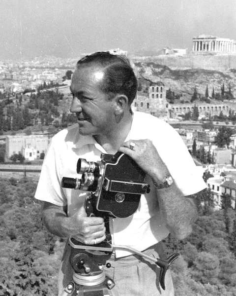 A film cameraman in the 1950s in Greece — Stock Photo, Image