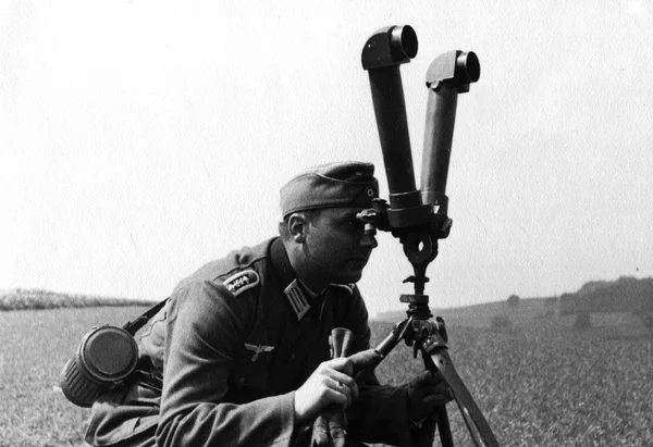 Soldato tedesco con binocolo speciale — Foto Stock