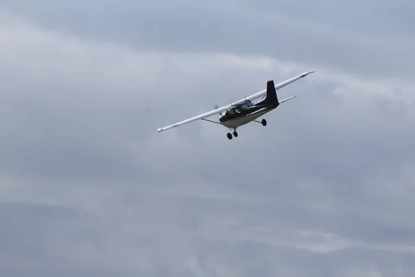 Pequeño avión desciende —  Fotos de Stock