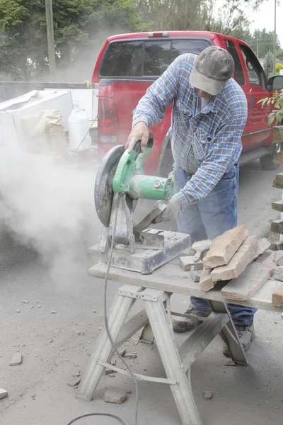 Mason or Bricklayer Cutting Stone — Stock Photo, Image