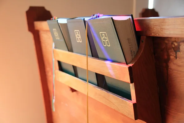 Bibles in a Church Pew — Stock Photo, Image