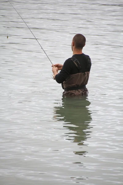 在 hipwaders 中的渔夫 — 图库照片
