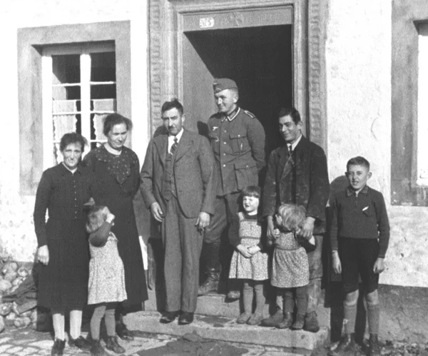 Deutscher Soldat mit Familie — Stockfoto