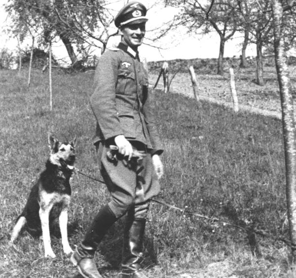 Teniente nazi alemán con Shepard alemán — Foto de Stock