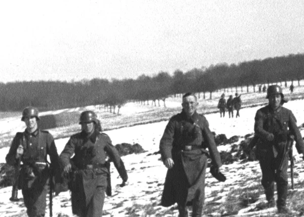 Soldados alemães patrulham a linha Seigfried — Fotografia de Stock