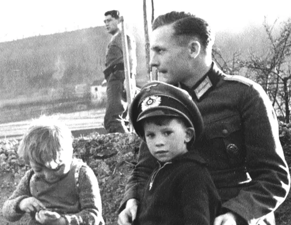 Enfants avec soldat nazi allemand — Photo