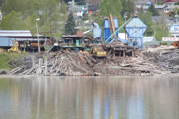 Holzmühle am Fluss — Stockfoto