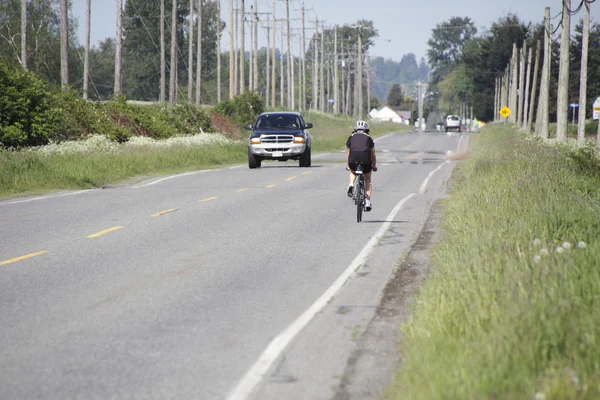Cycliste sans voie cyclable — Stockfoto