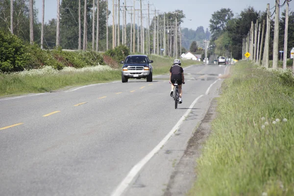 Ciclista sin carril bici — Foto de Stock