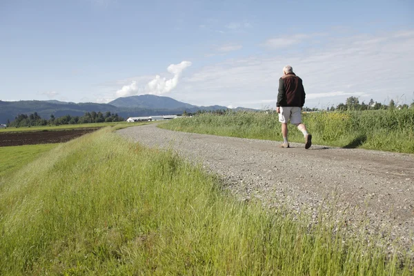 Человек, идущий по сельской местности — стоковое фото