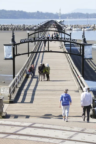 Toeristen en de witte rots pier — Stockfoto