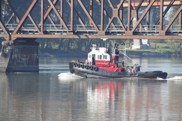 Rebocador e ponte ferroviária — Fotografia de Stock