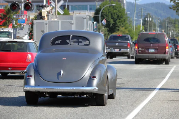 美しく復元されたグレーのリアビュー1940年代のフォード車ここで見られるV8エンジンを搭載した車チリワック カナダの道路上で — ストック写真