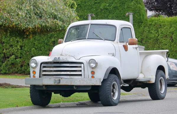 Utcán Parkoló Részben Felújított 1953 Gmc 1300 Pickup Teljes Háromnegyedes — Stock Fotó