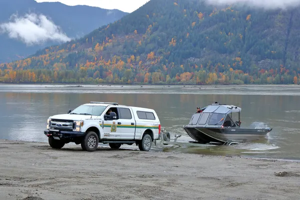 Gli Ufficiali Fisheries Canada Lanciano Loro Barca Nel Fiume Fraser — Foto Stock