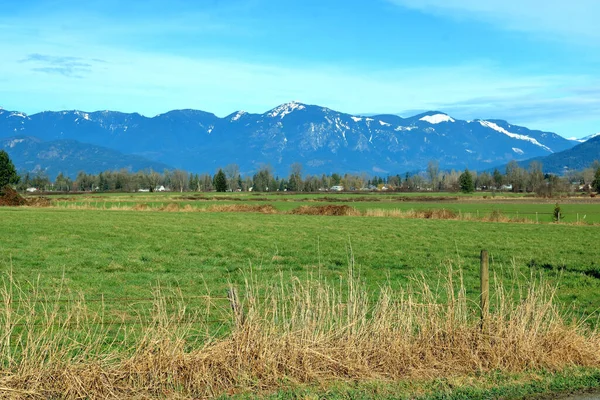 Bc州南西部のカナダカスケード山脈の広い景観と春の季節の主な草原 — ストック写真
