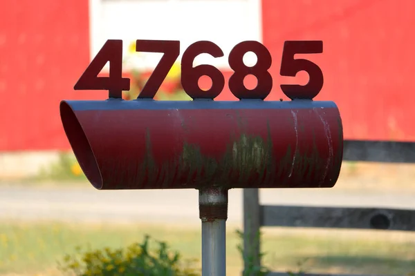 Metal Bir Posta Kutusunun Üstündeki Çok Büyük Adres Numaralarının Yakın — Stok fotoğraf