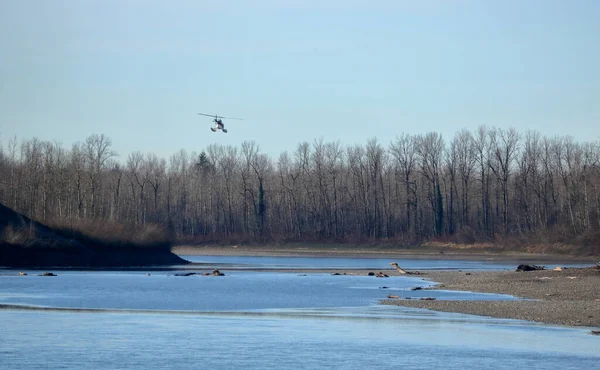 Bred Över Helikopter Som Flyger Längs Fraser River Sydvästra Kanada — Stockfoto