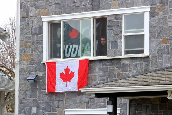 Tenant Stands Window Strong Message Denouncing Prime Minister Trudeau Mandate — Stock Photo, Image