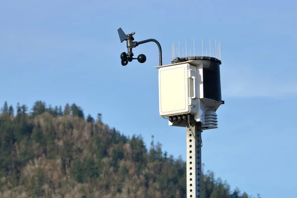 Nära Detaljerad Bild Väderövervakningsmaskin Med Brant Bergsrygg Bakgrunden — Stockfoto