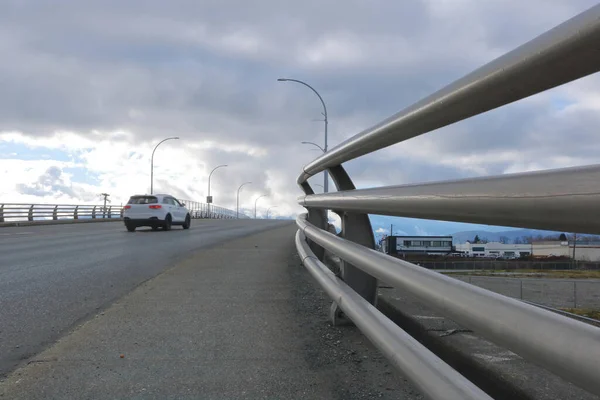 Zbliżenie Zakrzywionej Poręczy Która Prowadzi Wzdłuż Mostu Miejskiego Godzinach Porannych — Zdjęcie stockowe