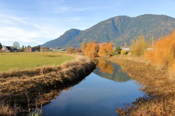 Большая Оросительная Канава Канал Извивающийся Через Долину Время Осеннего Сезона — стоковое фото