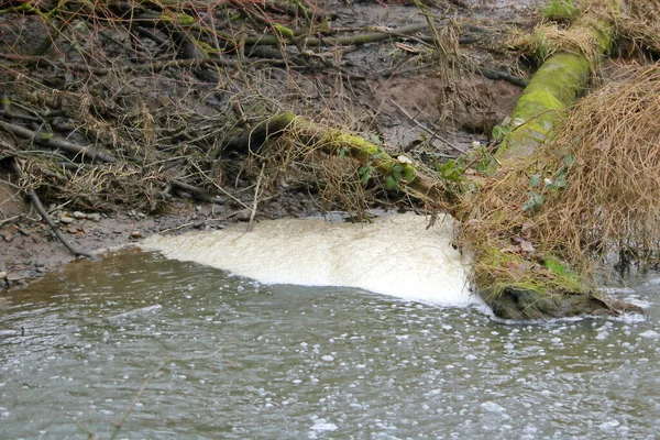 Dicht Zicht Ondiepe Stroomversnellingen Een Kleine Kreek Oppervlaktespanning Van Het — Stockfoto