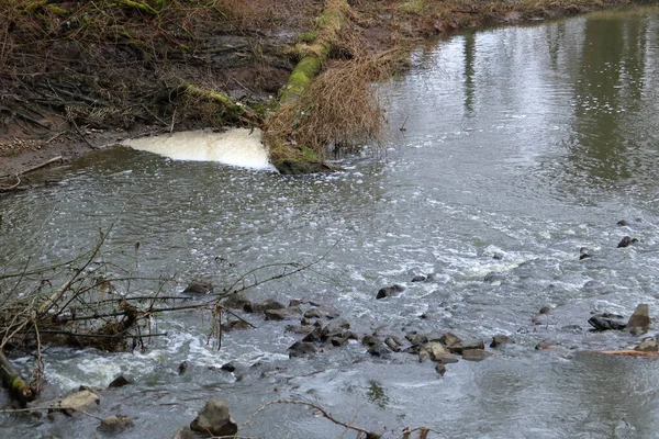 Breed Zicht Ondiepe Stroomversnellingen Een Kleine Kreek Oppervlaktespanning Van Het — Stockfoto